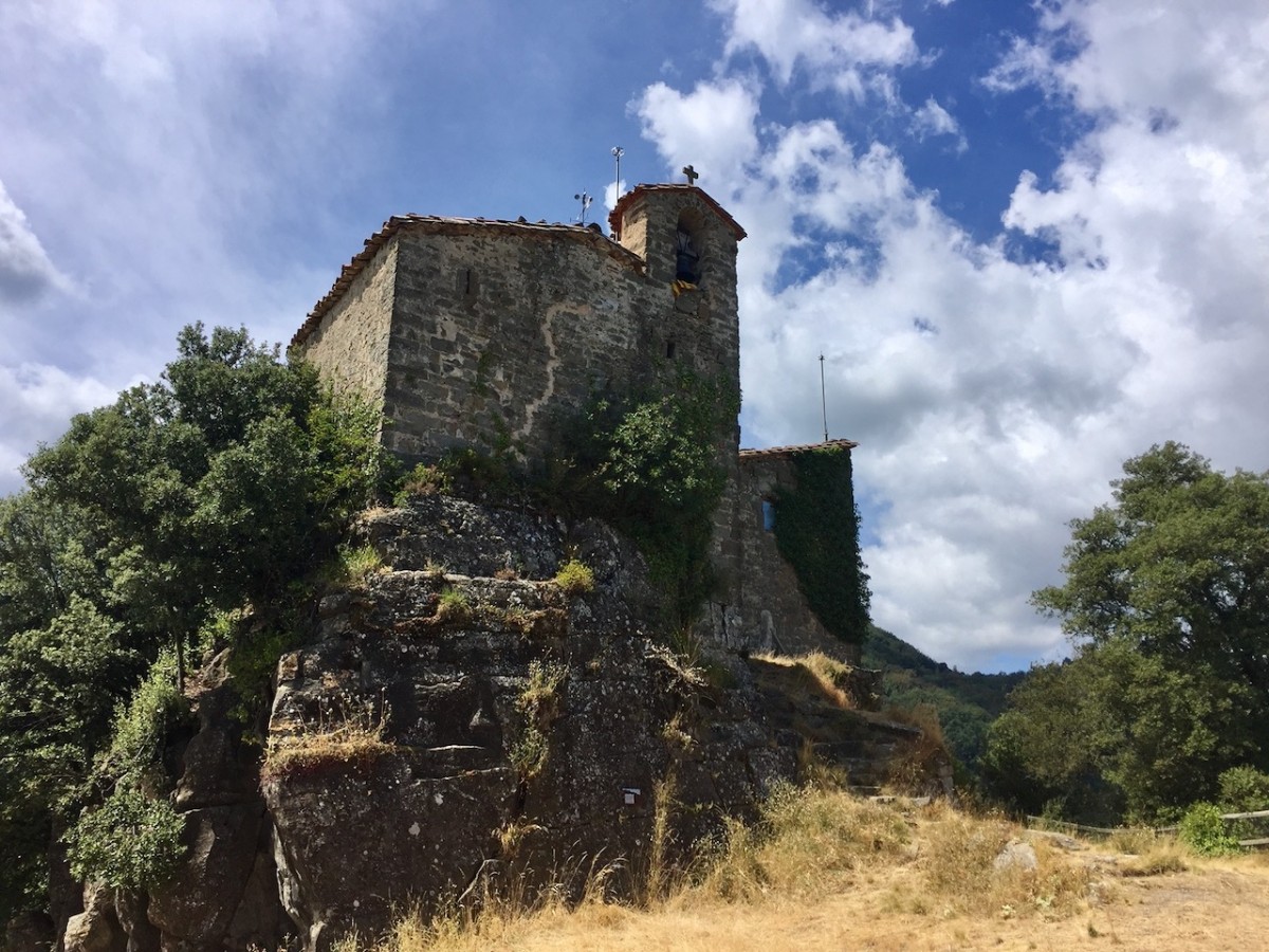 A Sant Miquel de Castelló s'hi havia bastit al segle XI la capella del castell dels vescomtes de Bas.
