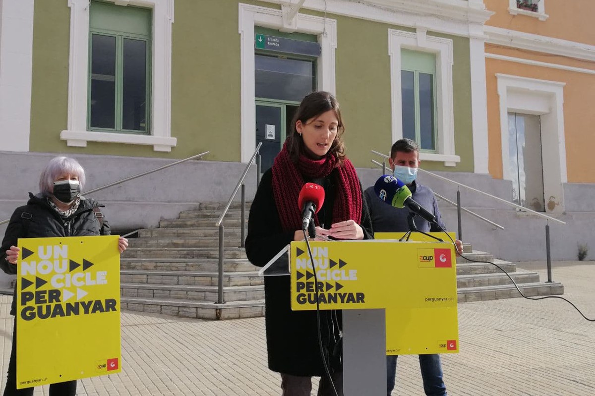 La candidata ebrenca de la CUP, Júlia Urgell, davant l'estació de trens de Móra la Nova