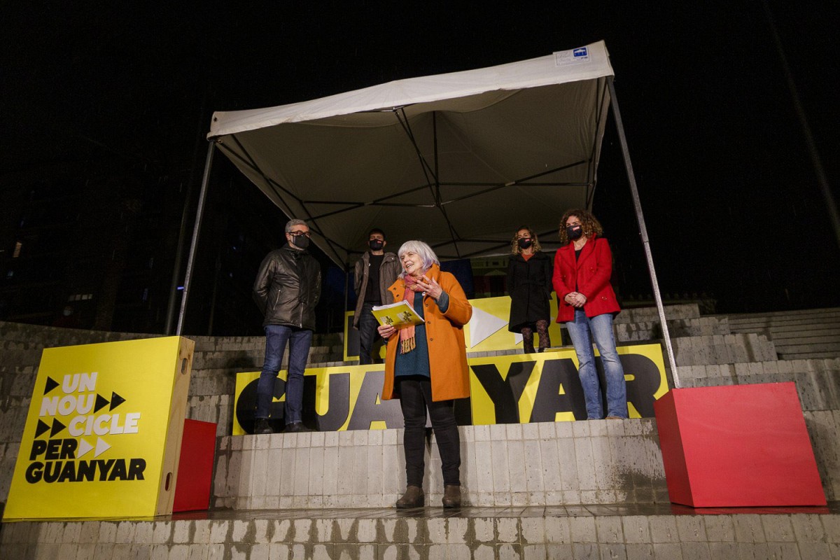 Dolors Sabater, acompanyada dels principals candidats de la CUP, en l'acte de tancament de campanya