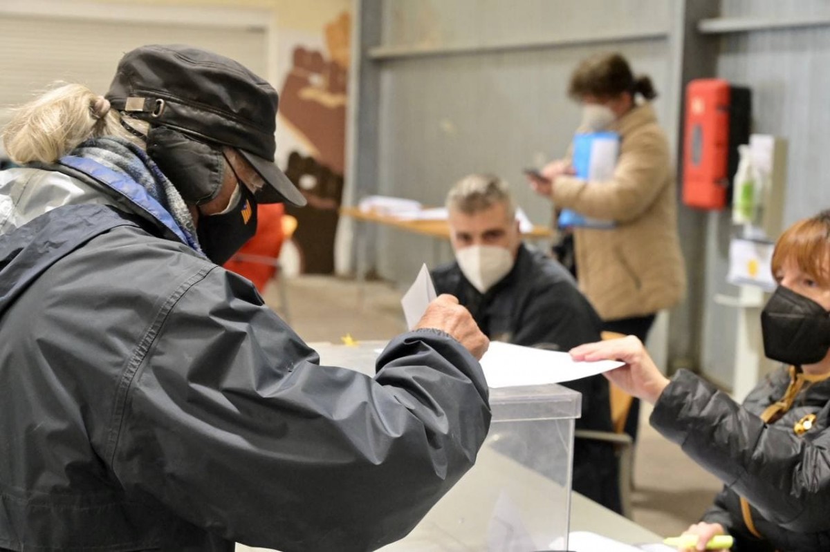 Primeres votacions a un col·legi de Roda de Ter, a Osona
