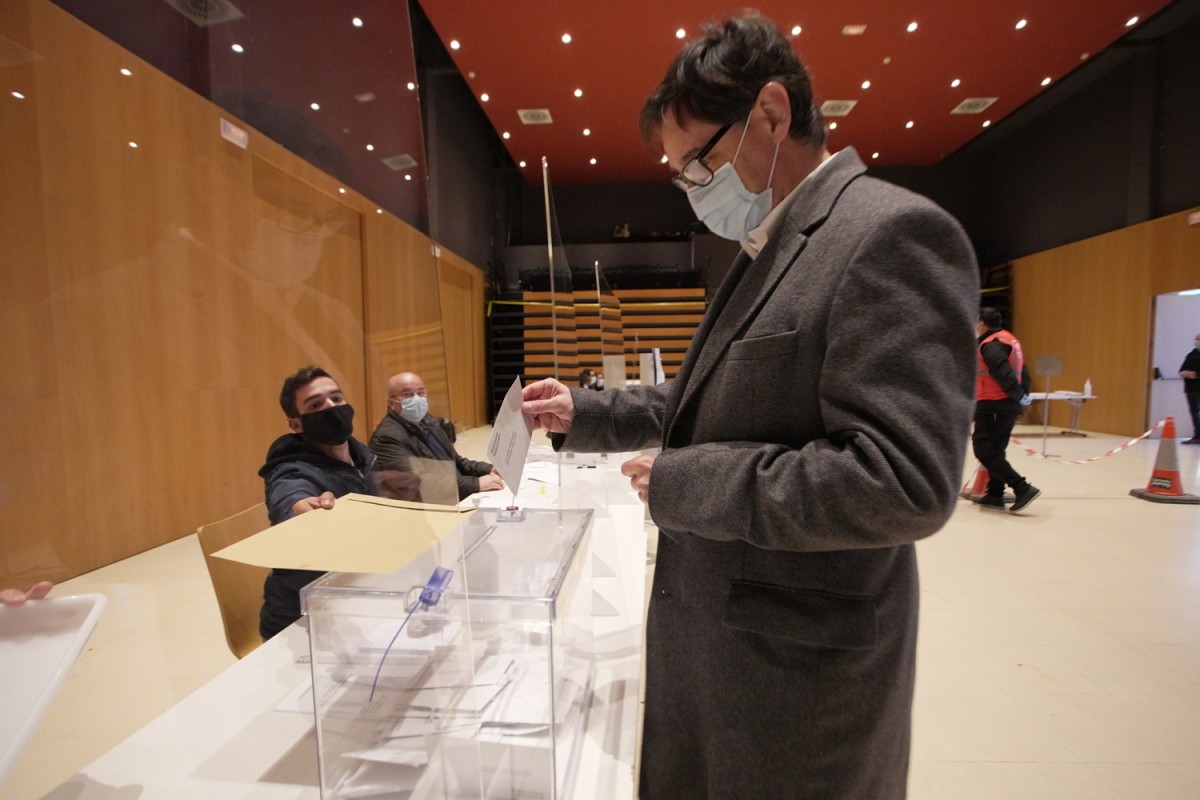 Salvador Illa, votant a la Roca del Vallès