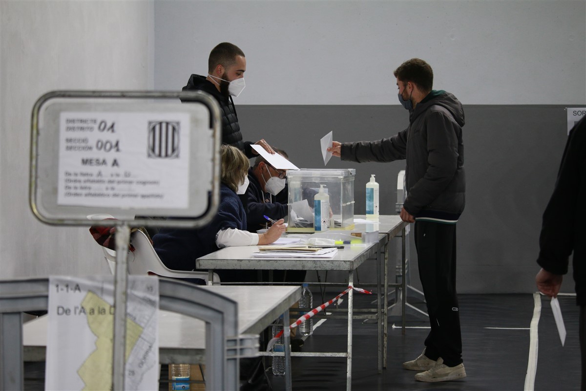 Eleccions del 14-F al Parlament de Catalunya en un col·legi electoral de la Ràpita