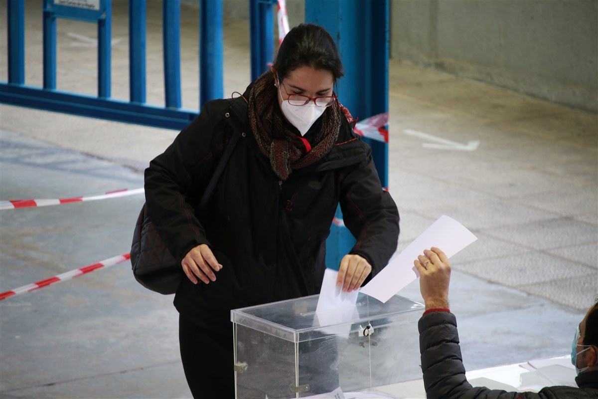 Eleccions del 14-F al Parlament de Catalunya en un col·legi electoral de la Ràpita