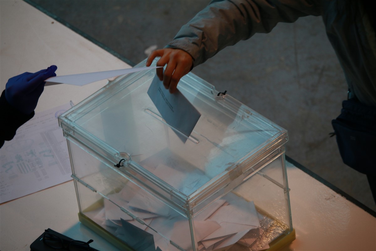 Una persona votant a unes eleccions