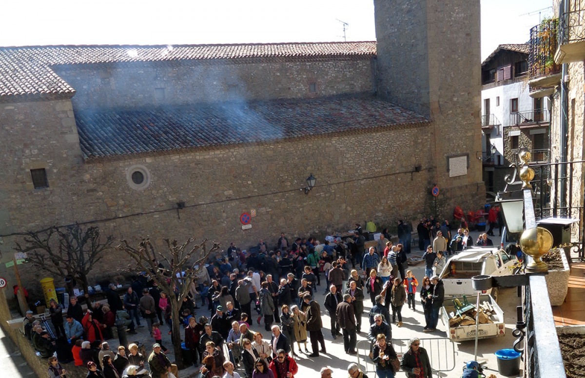 Plaça Major de Borredà durant la festa de la matança del porc (arxiu).