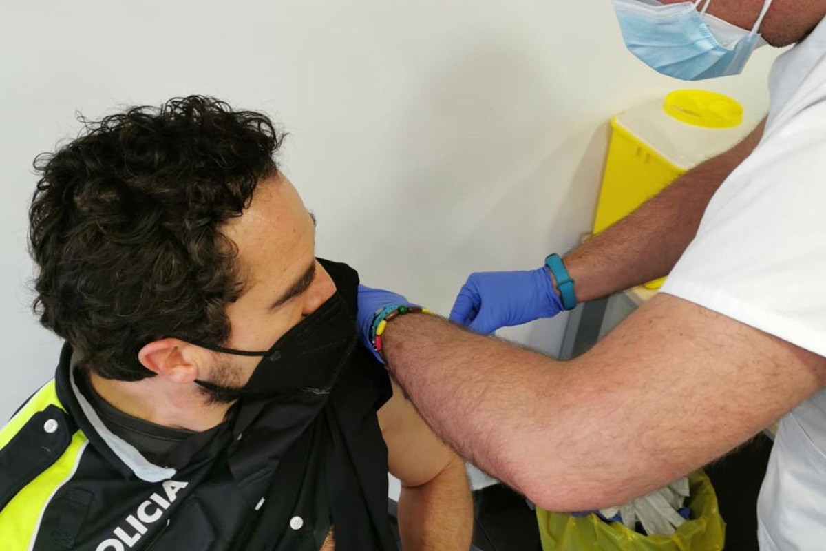 Vacunació contra la Covid d'un agent de la Policia Local de Manresa en una imatge d'arxiu