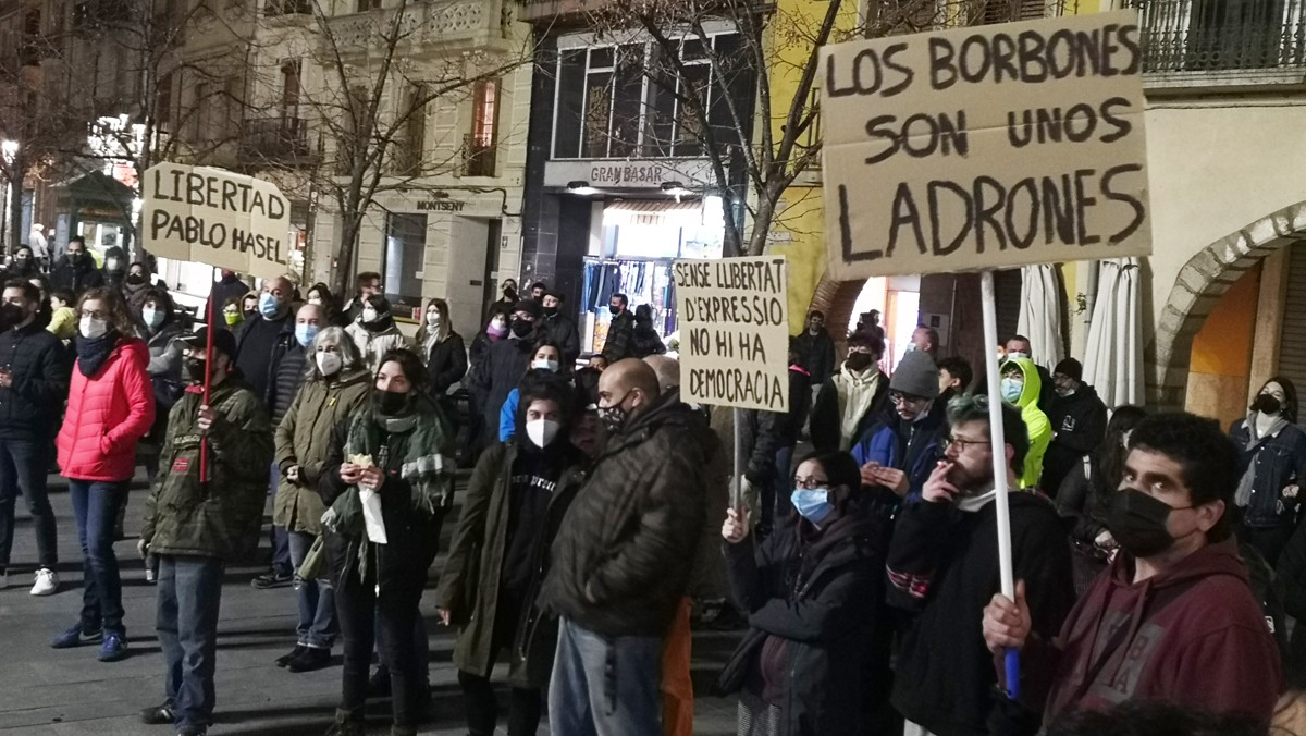 Pancartes contra els Borbons per l'empresonament de Pablo Hasél