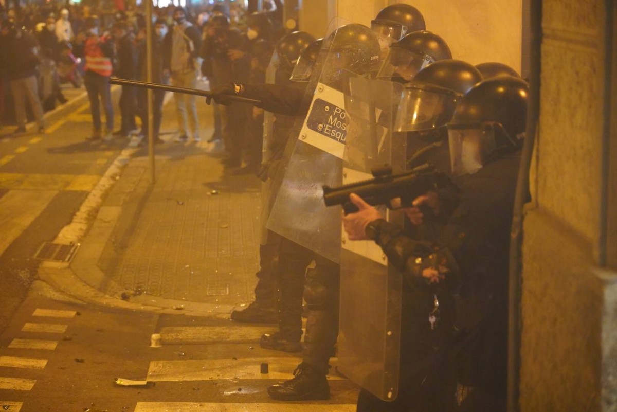 Antiavalots dels Mossos al centre de Barcelona aquesta nit.