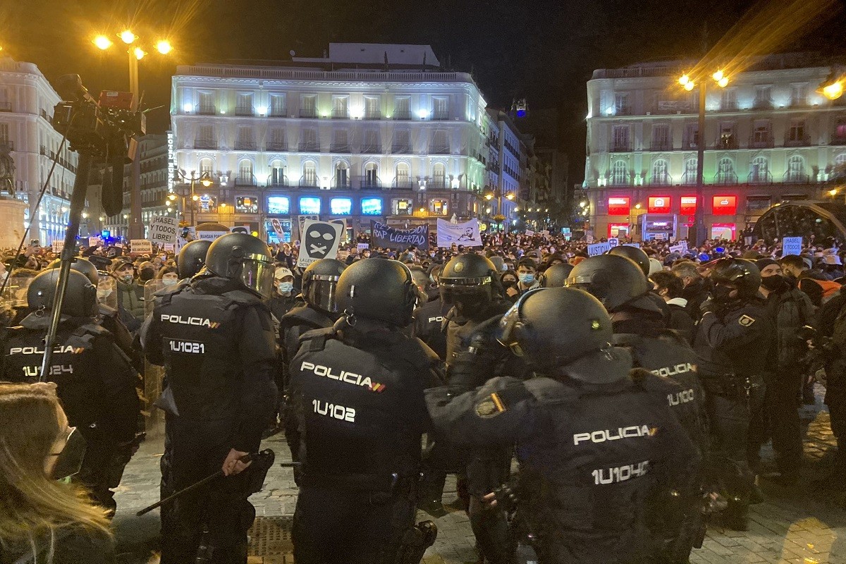 Imatge dels agents policials a la Puerta del Sol, durant la concentració.