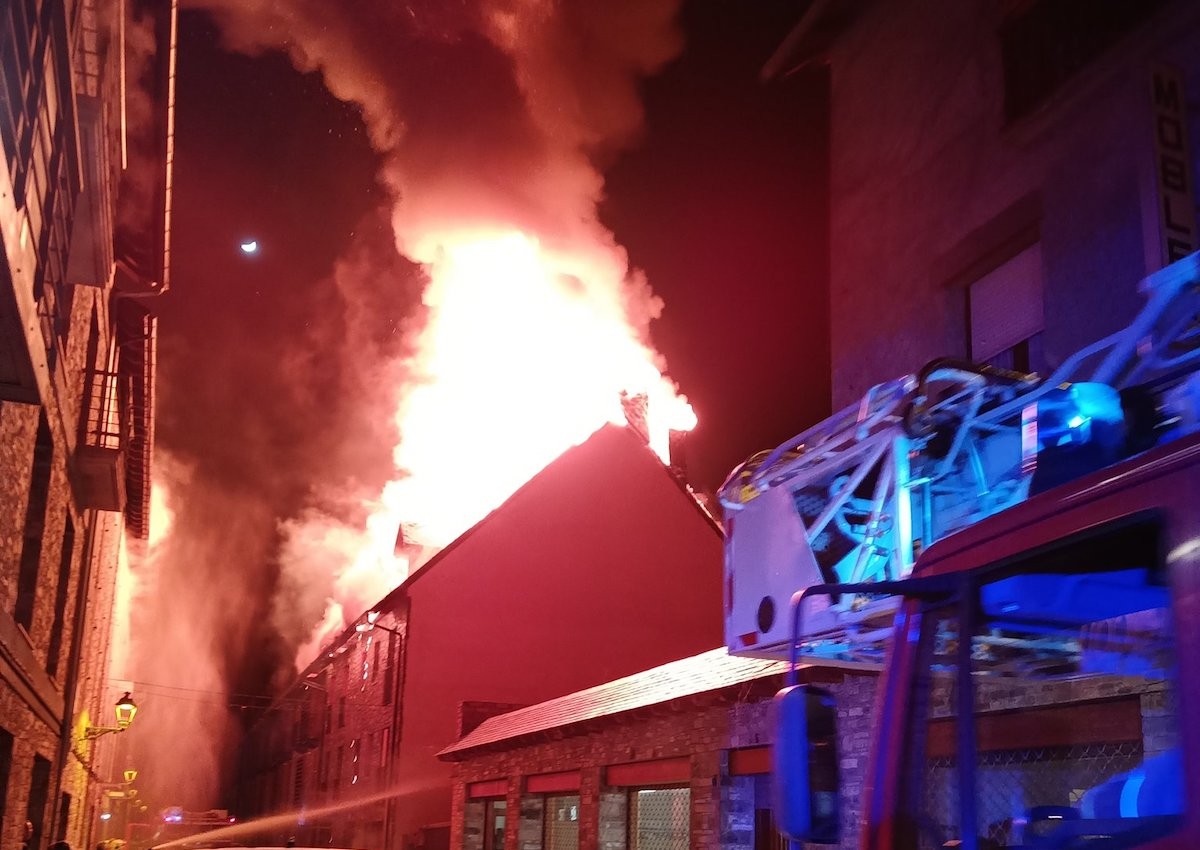 Imatge de l’incendi que afecta un edifici a Esterri d'Àneu