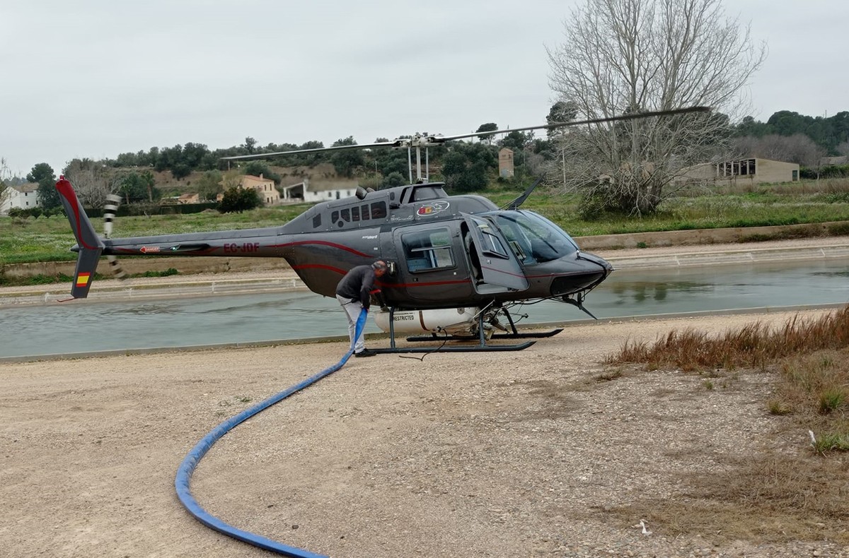 Des d'este helicòpter el COPATE aboca 2.100 litres del producte biològic BTI en set punts de l’Ebre, compresos entre Ascó i Tortosa