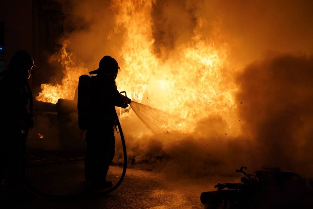 Contenidors cremant durant les protestes a Barcelona