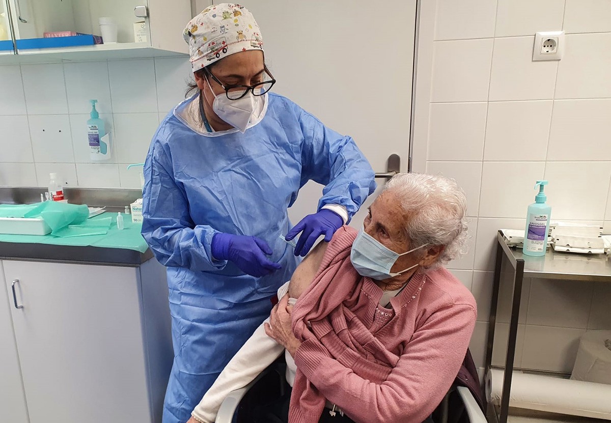 Una usuària vacunant-se en un CAP català