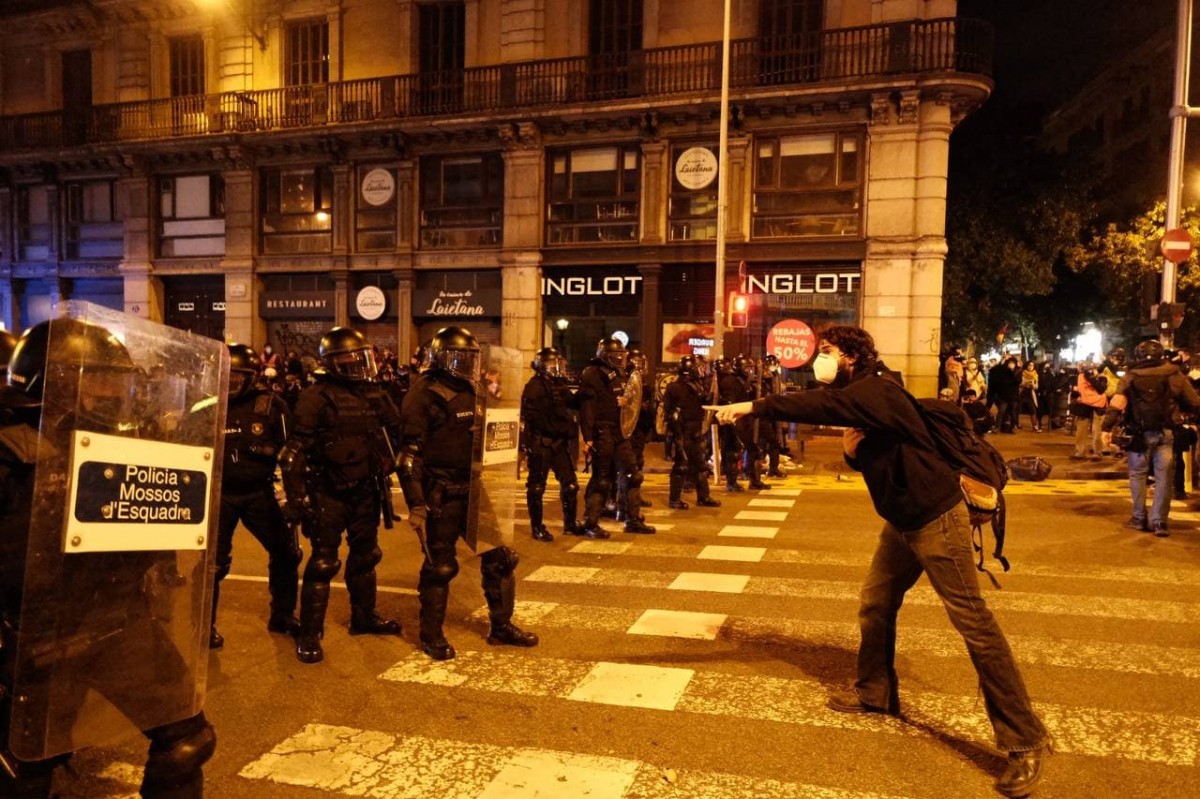 Manifestants fent una barricada a la plaça Lesseps de Barcelona