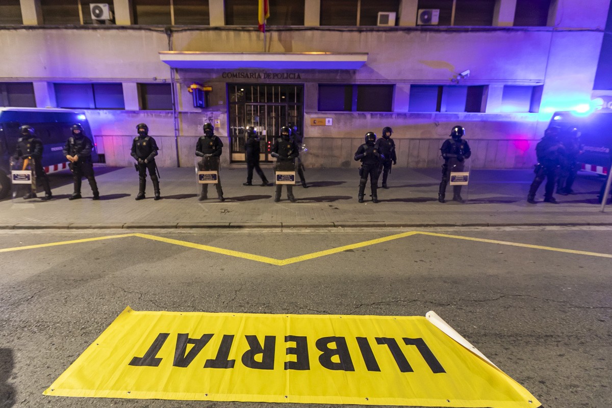 La protesta s'ha concentrat davant la comissaria de la policia espanyola 