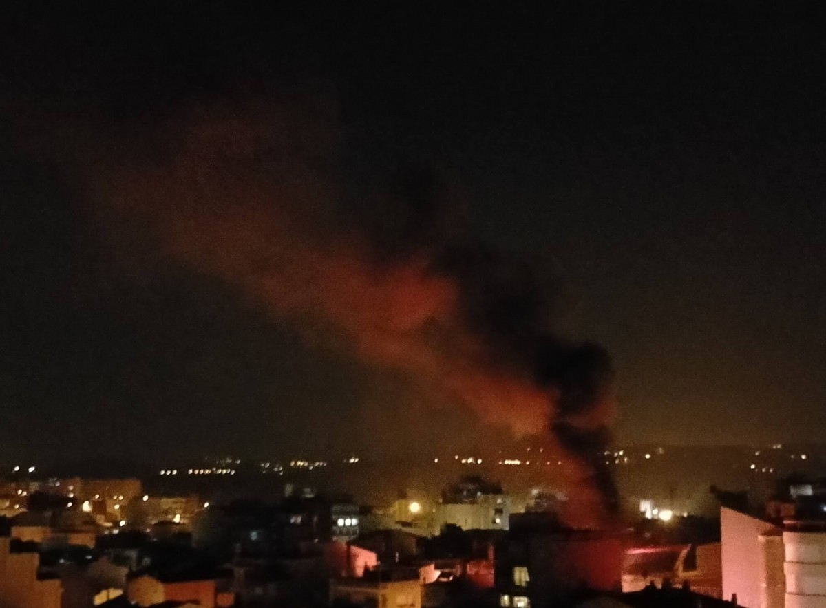 Columna de fum dels contenidors cremant al carrer Cervantes