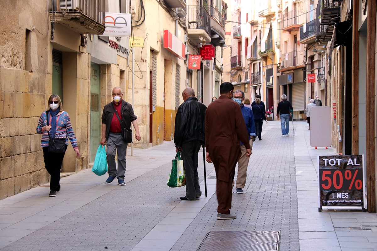 Carrer Sant Blai de Tortosa, amb comerços afectats per les restriccions