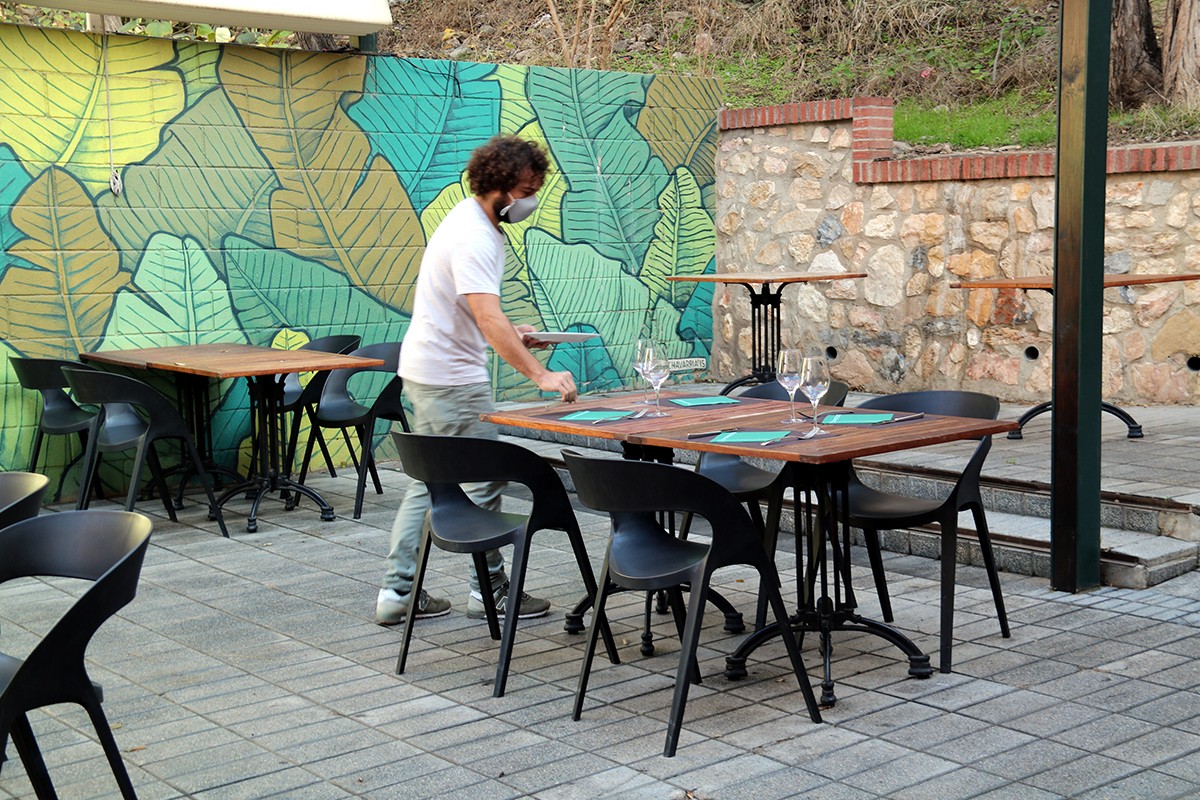 Restaurant de Tortosa, amb taules separades a la terrassa, per les restriccions