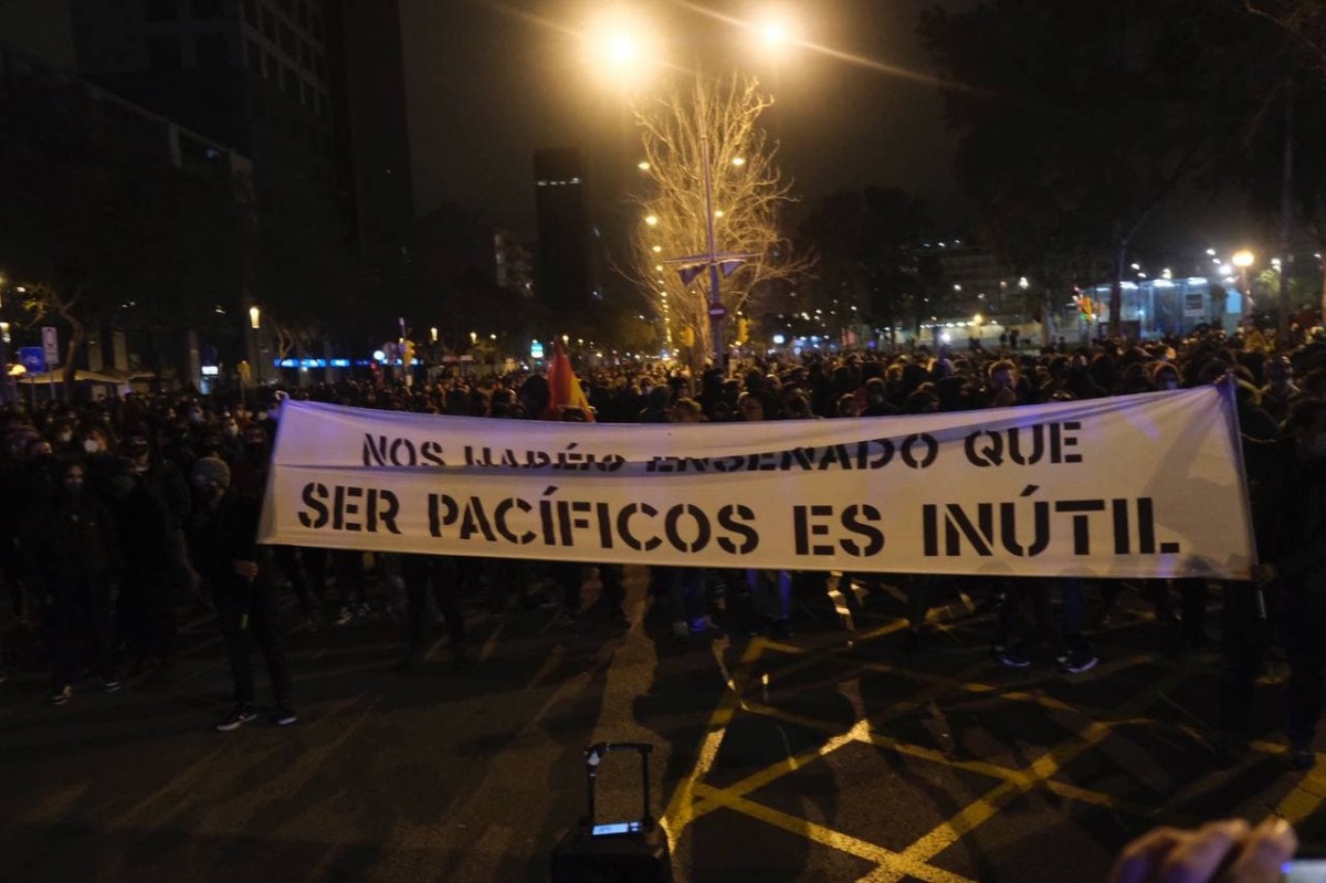 Imatge dels manifestants baixant per la Via Laietana