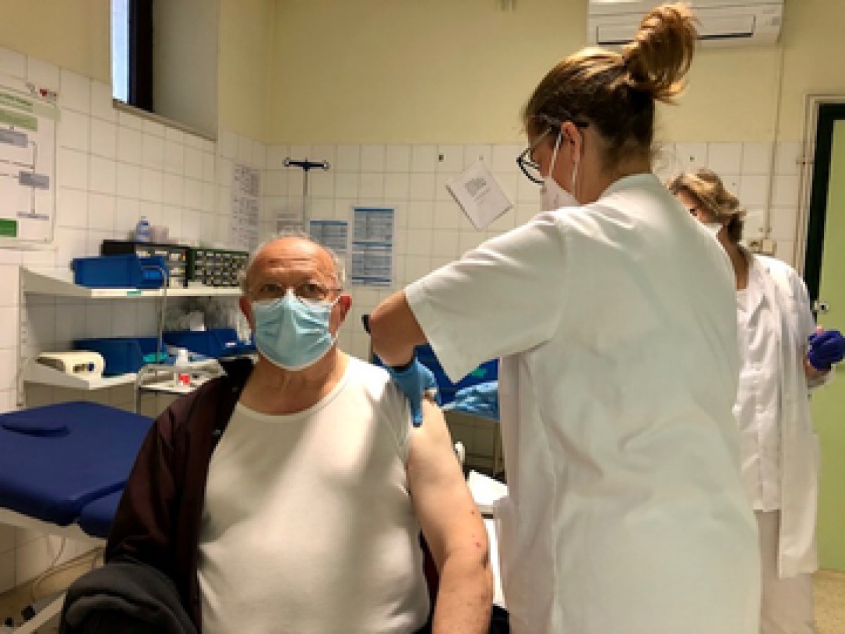 Una de les persones vacunades a l'Àrea Bàsica Breda - Hostalric