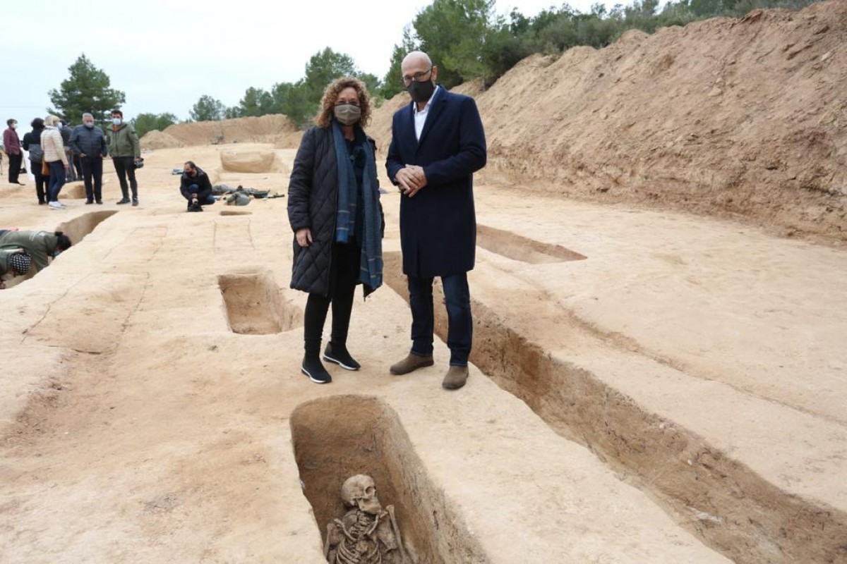 La consellera de Justícia, Ester Capella i l'exconseller Raül Romeva han visitat els treballs d'exhumació
