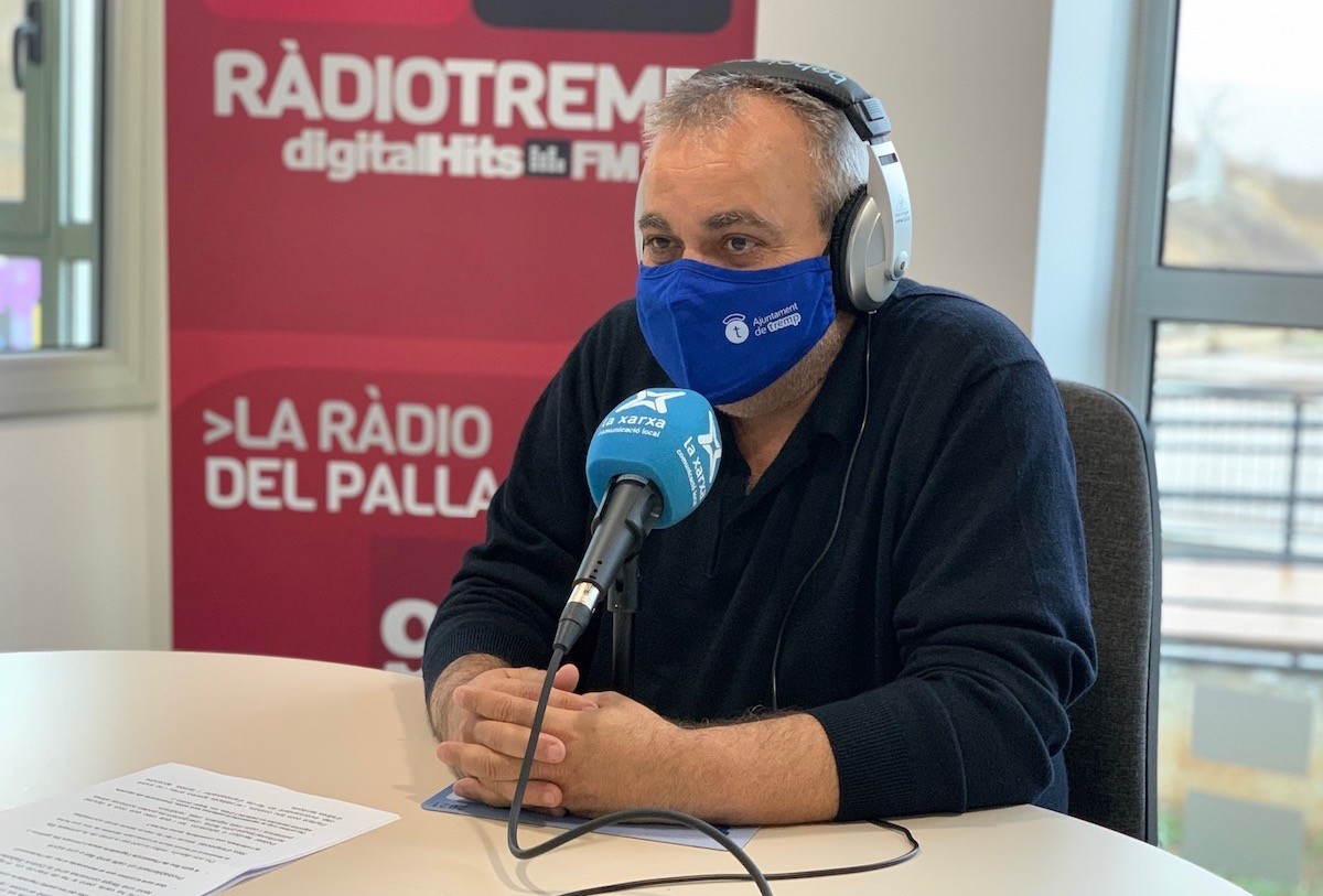 Antoni Flores, als estudis de Ràdio Tremp durant l’entrevista realitzada aquest dimarts