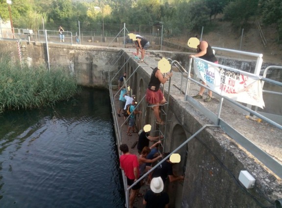 Una de les accions de la Plataforma per riu Siurana al pantà de Riudecanyes.