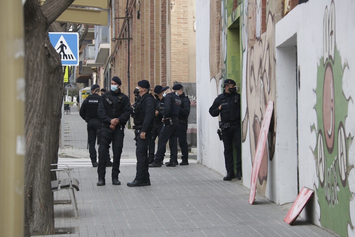 L'operatiu policial a Mataró, en una nau on hi viurien persones relacionades amb els aldarulls de dissabte