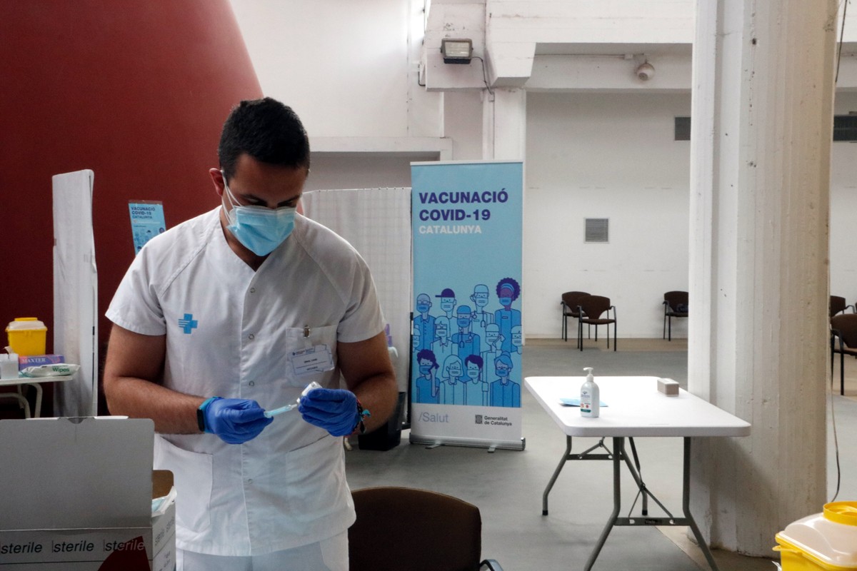 Un infermer preparant la vacuna en una ciutat catalana