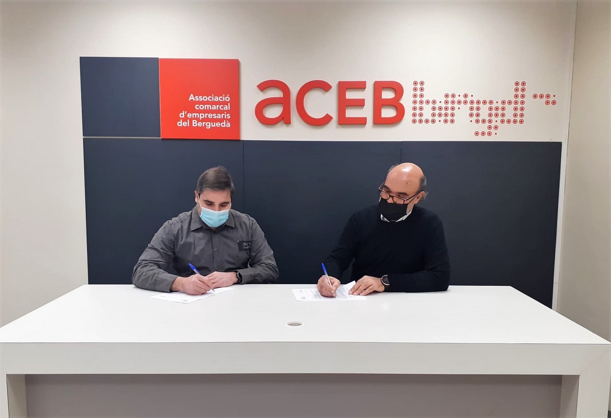 Josep Maria Serarols i Jordi Badia signant el conveni de col·laboració