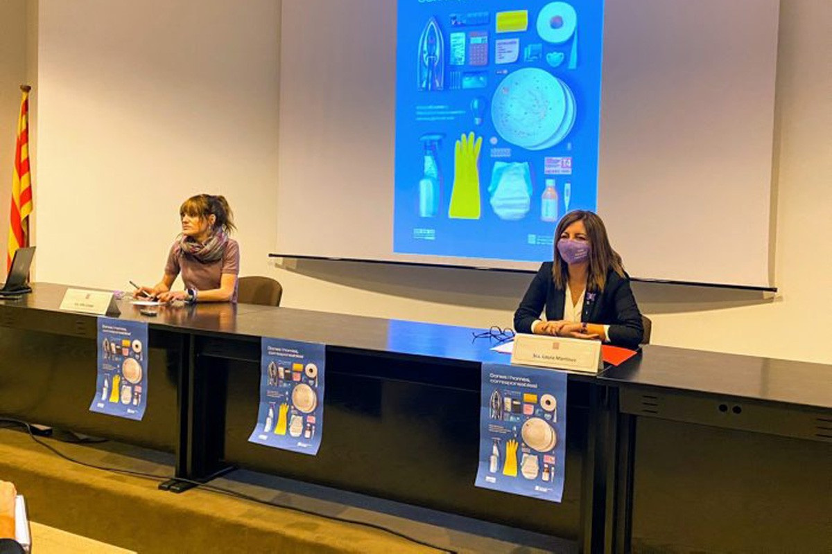 Alba Camps i Laura Martínez durant la presentació de la campanya del 8-M a la Catalunya Central