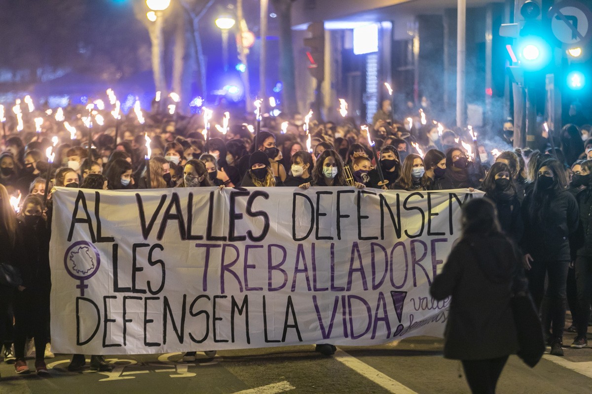 Marxa de torxes feminista del Vallès Occidental a Sabadell. 