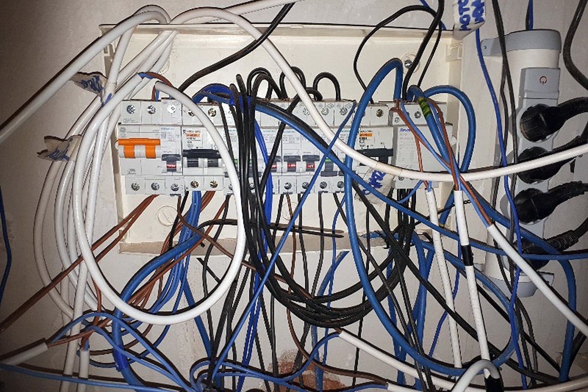 Connexió irregular a la xarxa elèctrica