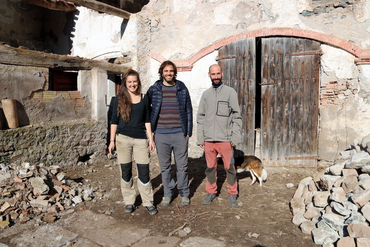 Pla general de tres dels cinc socis de la Tremolina