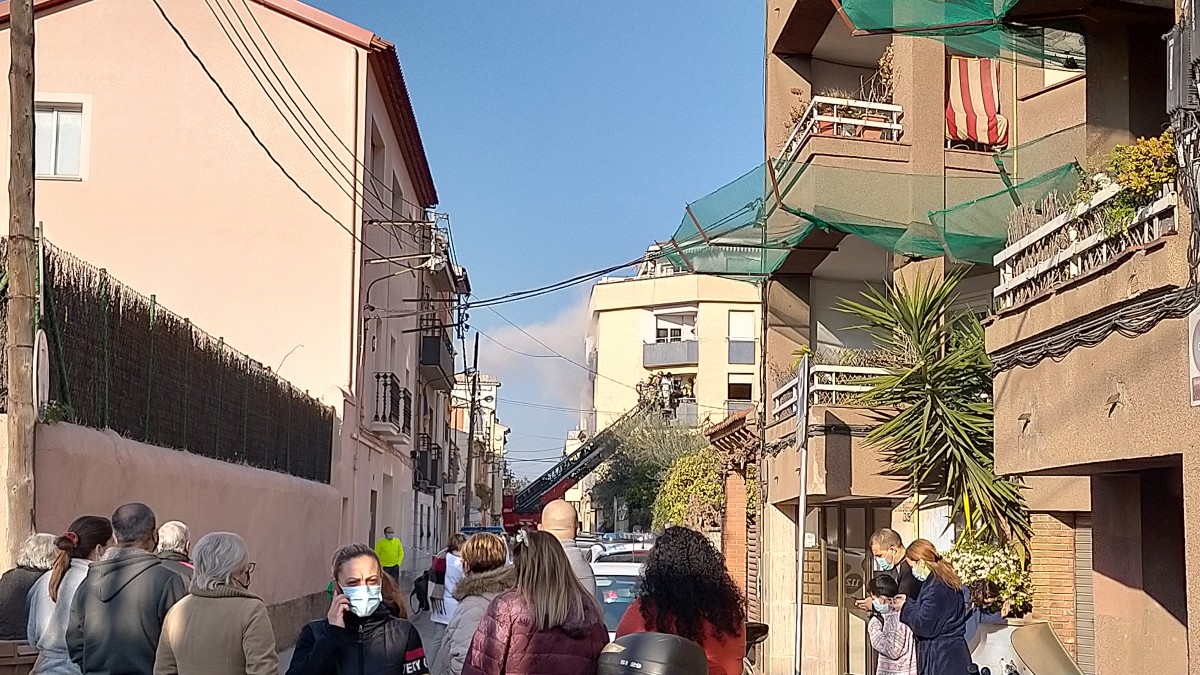 Els Bombers rescaten veïns pel balcó a l'incendi a un habitatge del carrer Ulloa