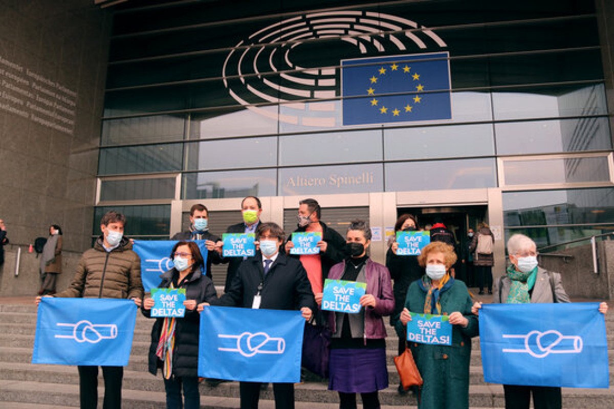 Concentració d'eurodiputats davant de l'Eurocambra per reclamar la protecció dels deltes amb Jordi Solé, Toni Comín, Pernando Barrena, Carles Puigdemont, Clara Ponsatí, entre d'altres, a Brussel·les el 10 de març del 2021. 