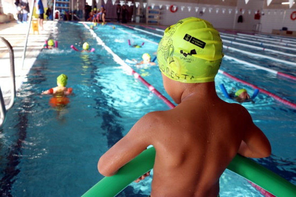 Imatge d'arxiu de nens nedant a la piscina Joan Serra