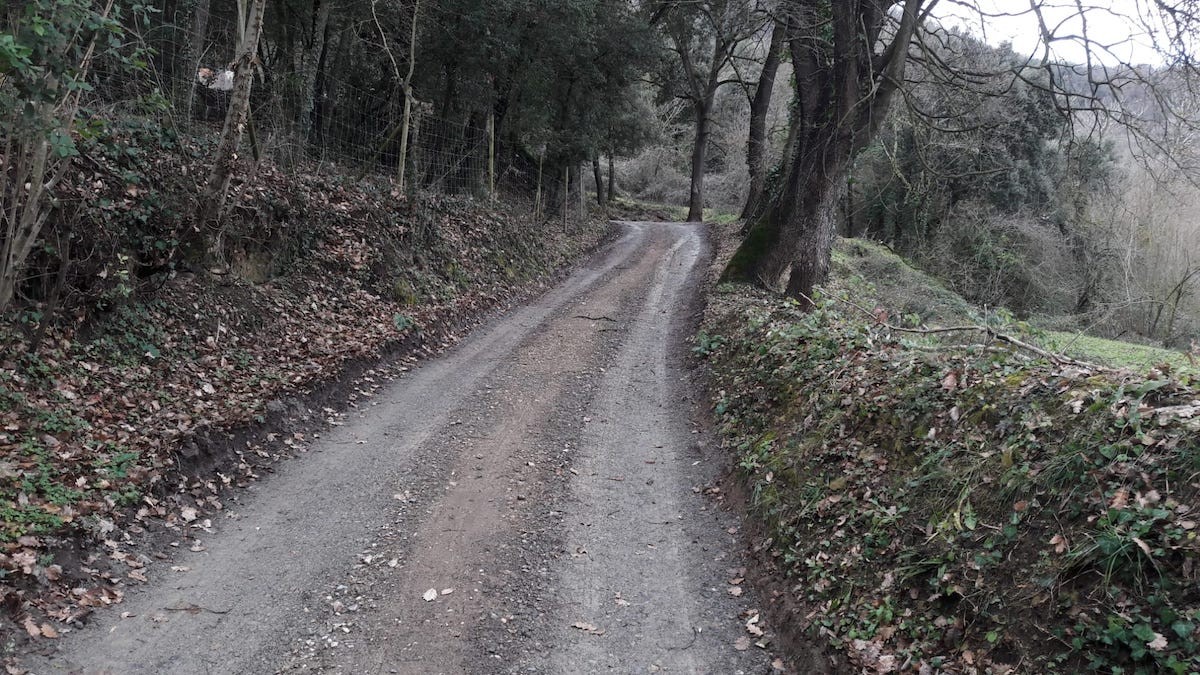 El camí ja acondiciat al pas del Raurell, a Puigpardines.