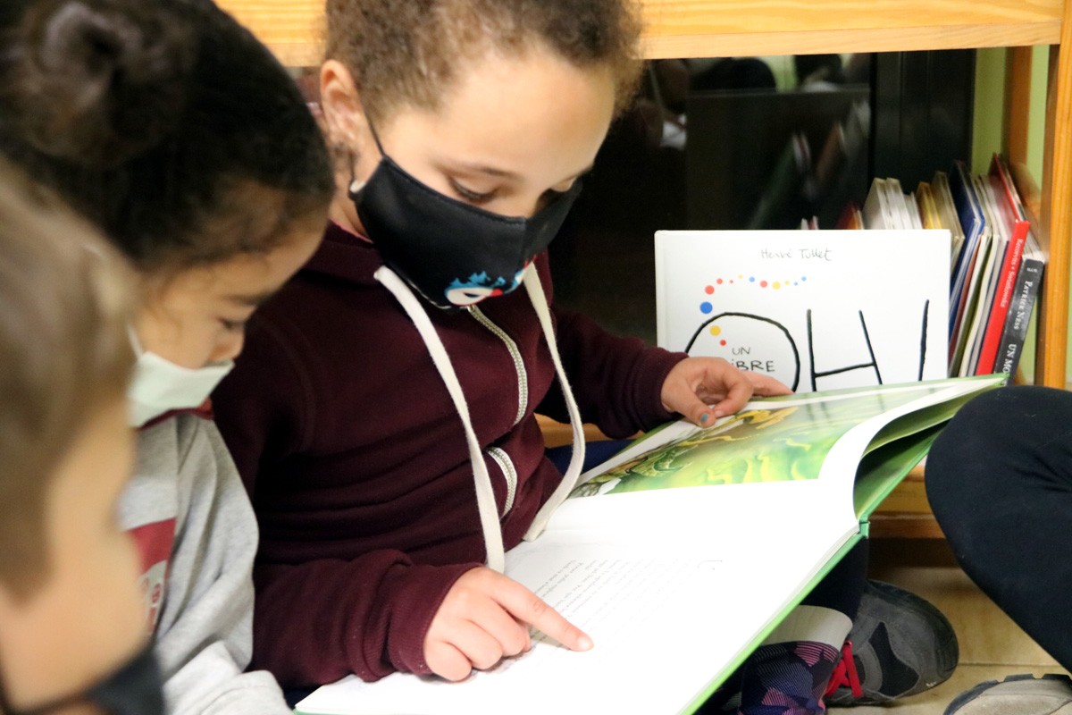 Infants llegint un llibre en una escola catalana