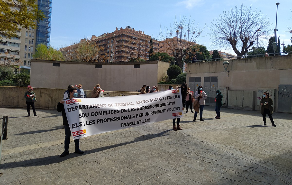 Els treballadors s'han concentrat aquest matí a les portes del Departament de Benestar i Família de la Generalitat a Tarragona.