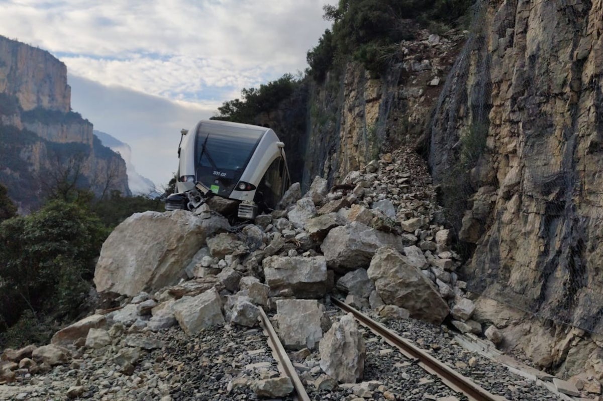 El tren s’ha estavellat contra les roques