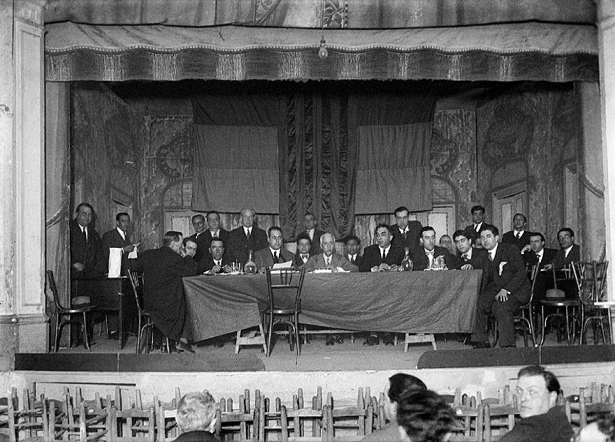 La mesa de la Conferència d'Esquerres. D'esquerra a dreta, Miquel Santaló, Ernest Ventós, Francesc Macià, Joan Casanovas, Ricard Palacín, Josep Andreu i Abelló i Joan Lluís Pujol.