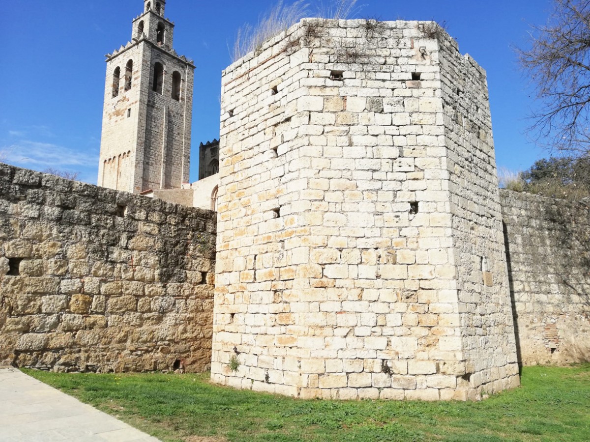 La torre hexagonal de la muralla de llevant del Monestir de Sant Cugat 