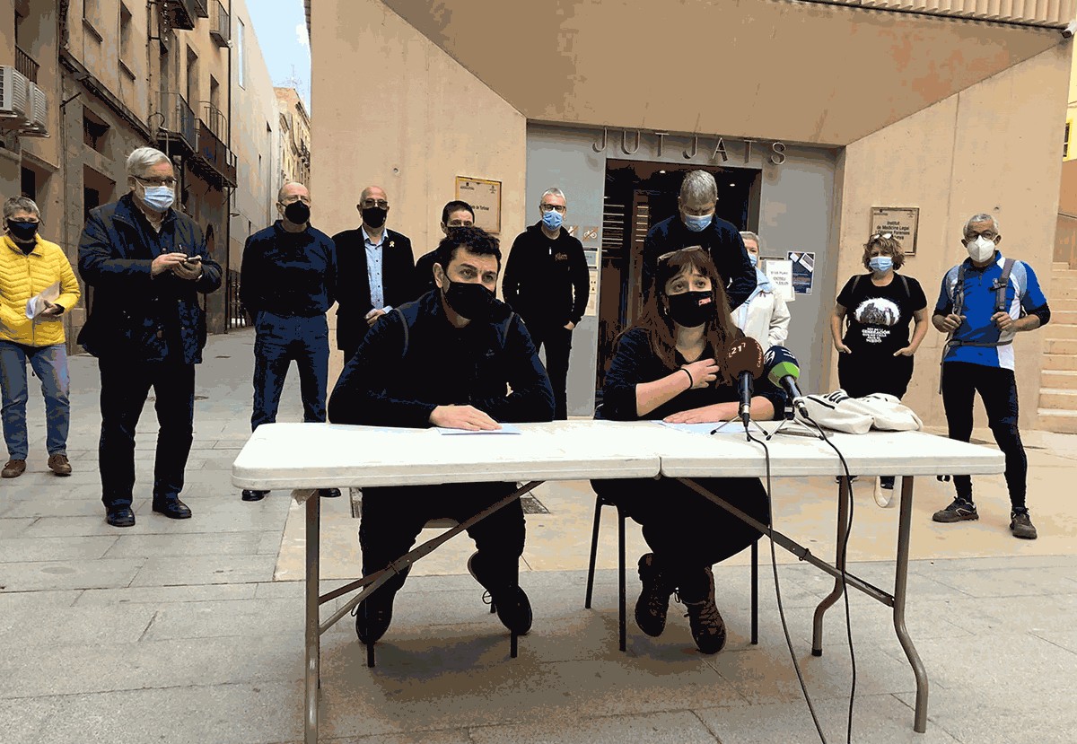 Ricard Cavallé i Selene Alberich, del Grup de Suport Contra la Repressió de les Terres de l'Ebre, davant del jutjats de Tortosa.