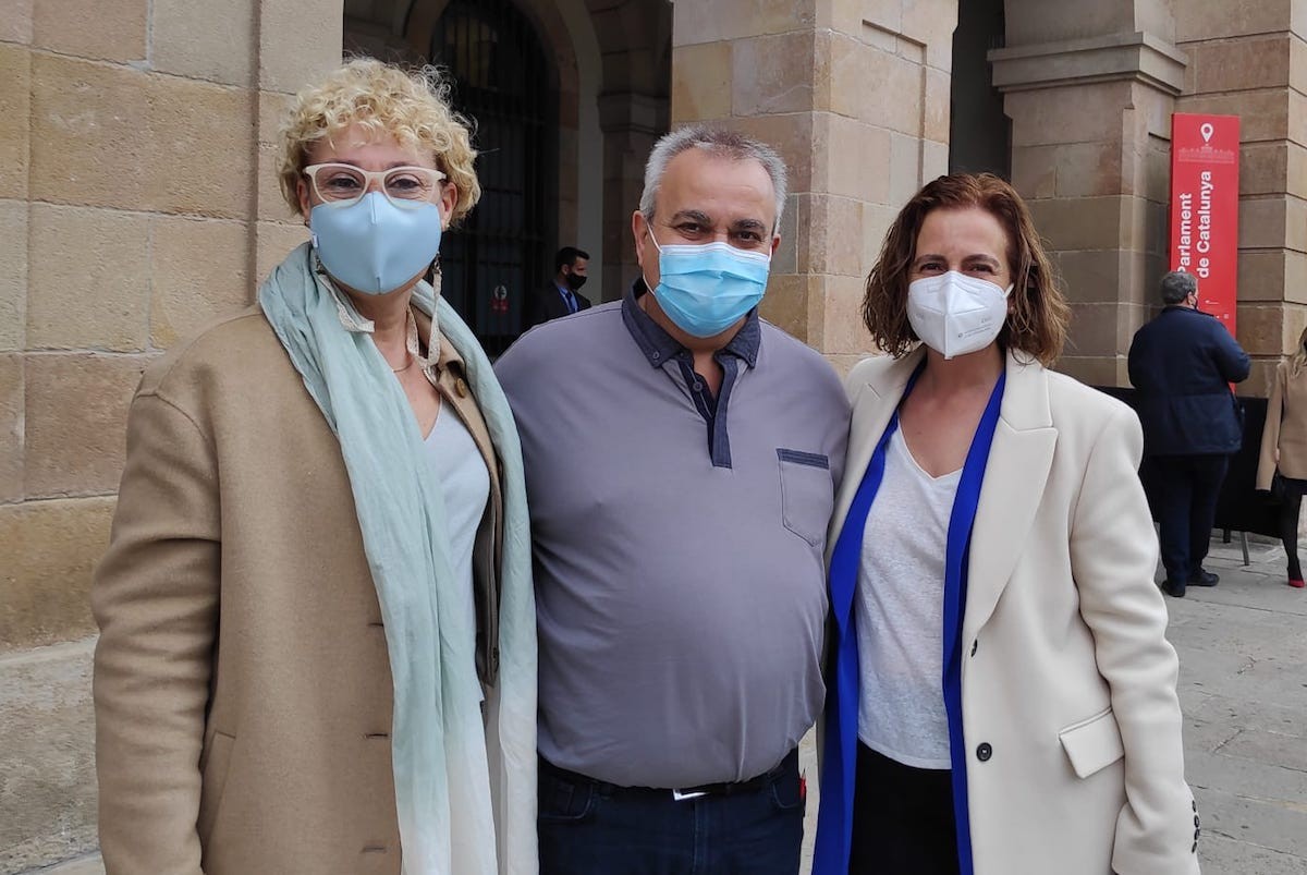 L’alcaldessa de Tremp, Maria Pilar Cases, s’ha fotografiat amb els dos nous diputats a les portes del Parlament