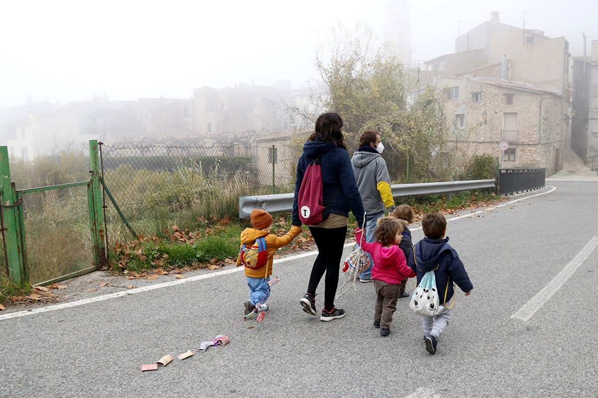 Alumnes dirigint-se a l’escola en una localitat catalana