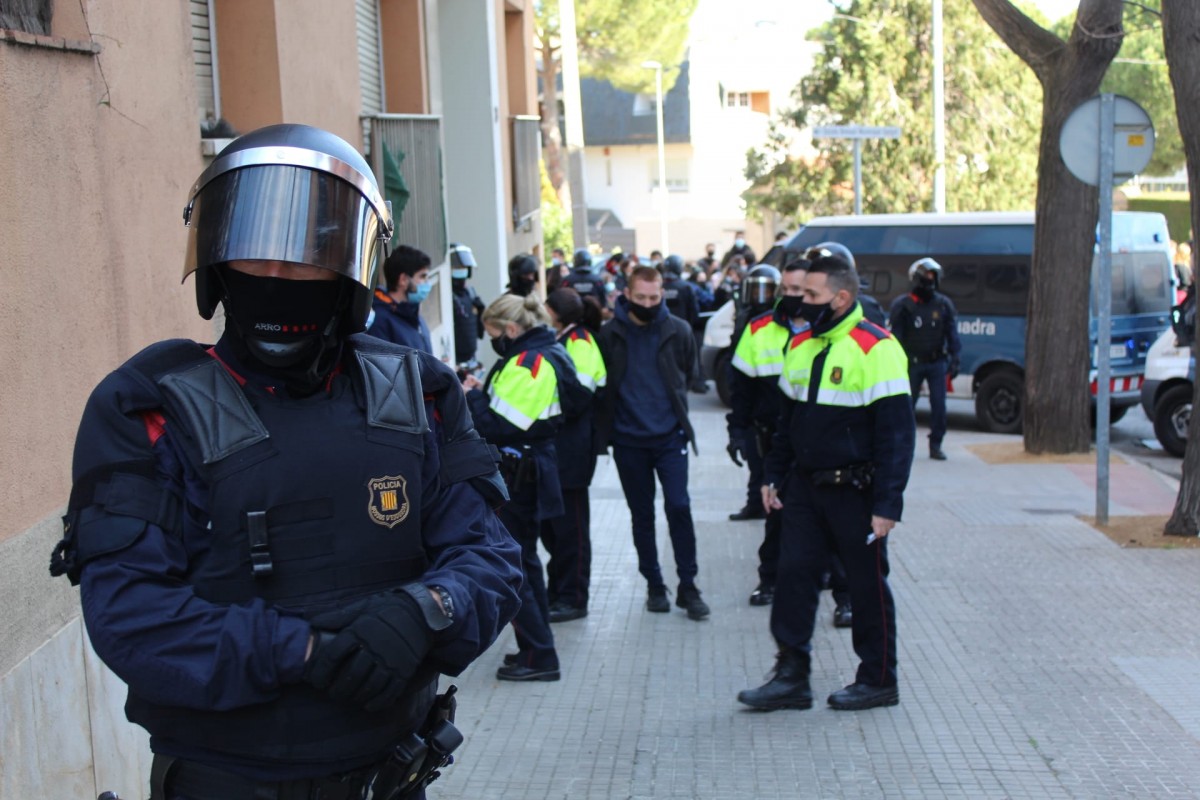 Mossos identificant els activistes que resistien a l'ordre de desnonament