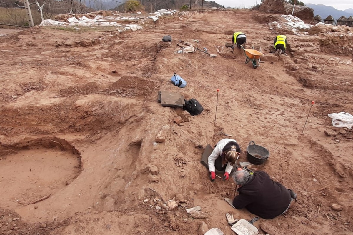 Arqueòlegs treballant al Castell de Berga