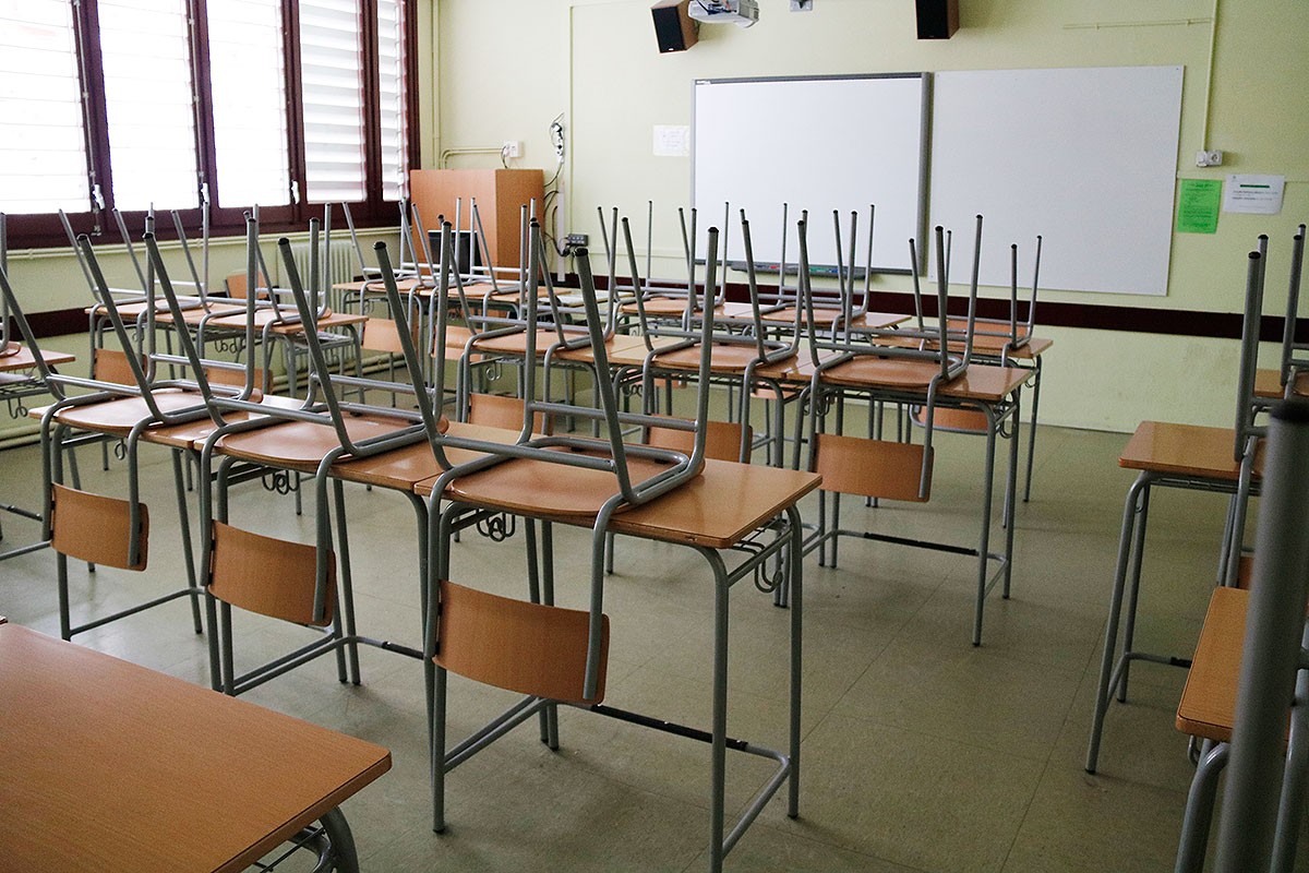 Un aula d'una escola de Ripoll, sense alumnes pel confinament