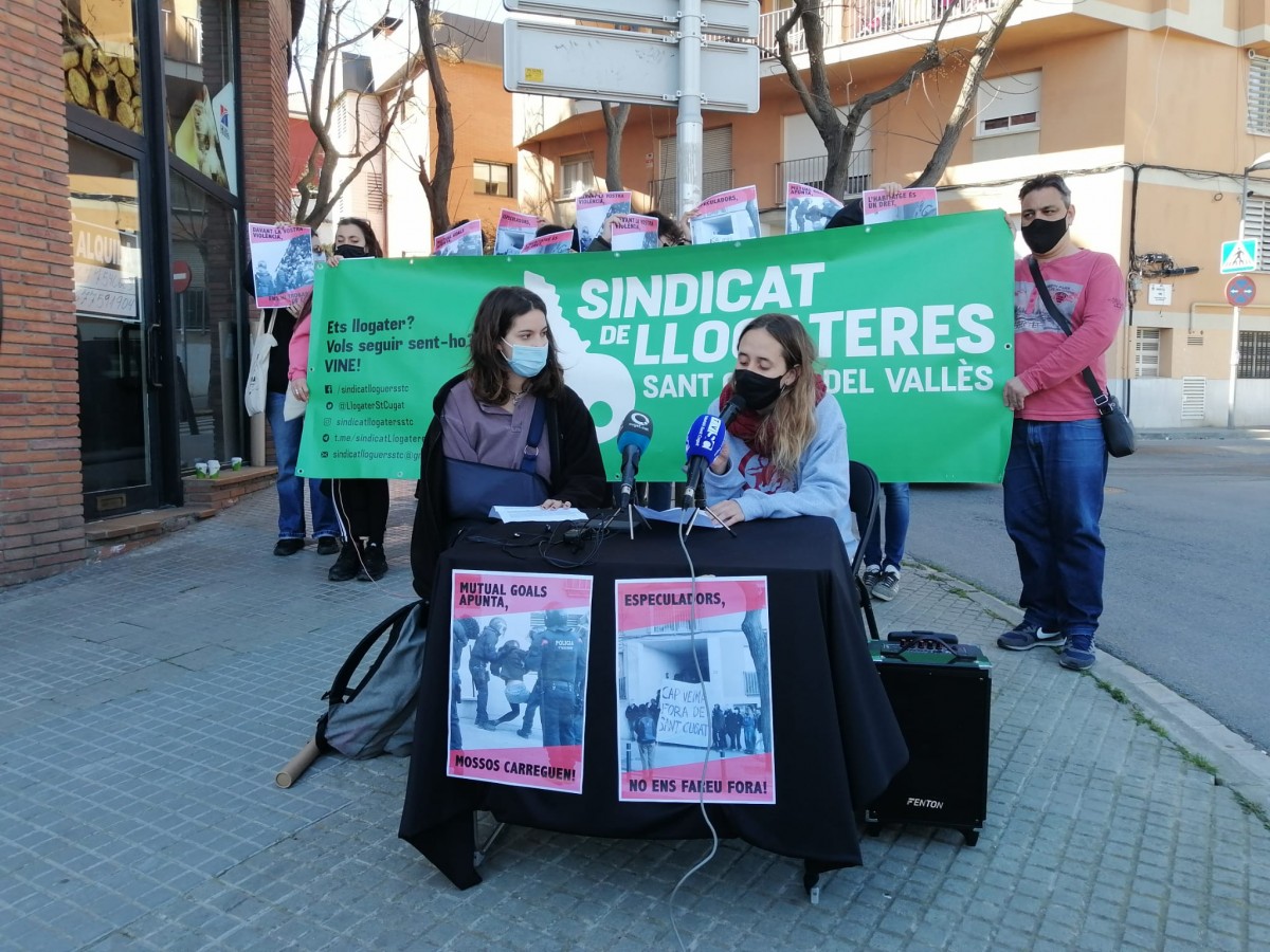 Roda de premsa del Sindicat de Llogateres davant del passeig de Sant Magí